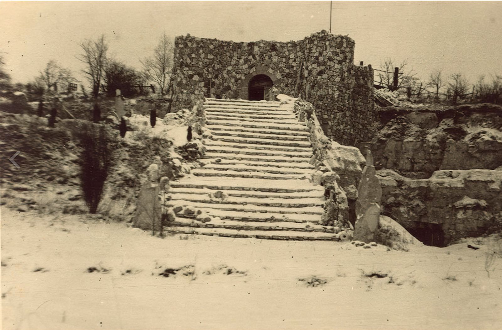 1955 L'escalier monumental est jet�, par l'apport de silex en provenance de Glons..