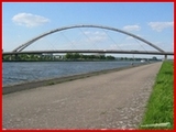 <font color="red"><font size="+1">Le canal, le RAVeL 1 bis et le pont d Hermalle-Sous-Argenteau.</font></font>
