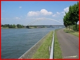 <font color="red"><font size="+1">Le canal, le RAVeL 1 bis et le pont d Hermalle-Sous-Argenteau. </font></font>