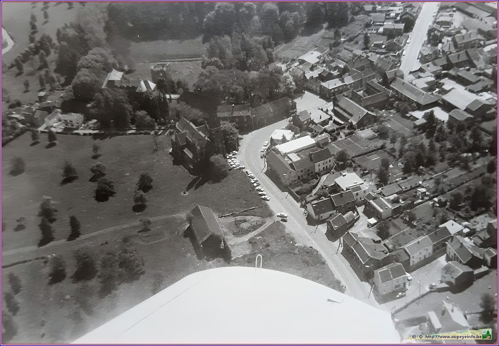 <font color="blue"><font size="+1"> oupeye vue a�rienne 1972 </font></font>