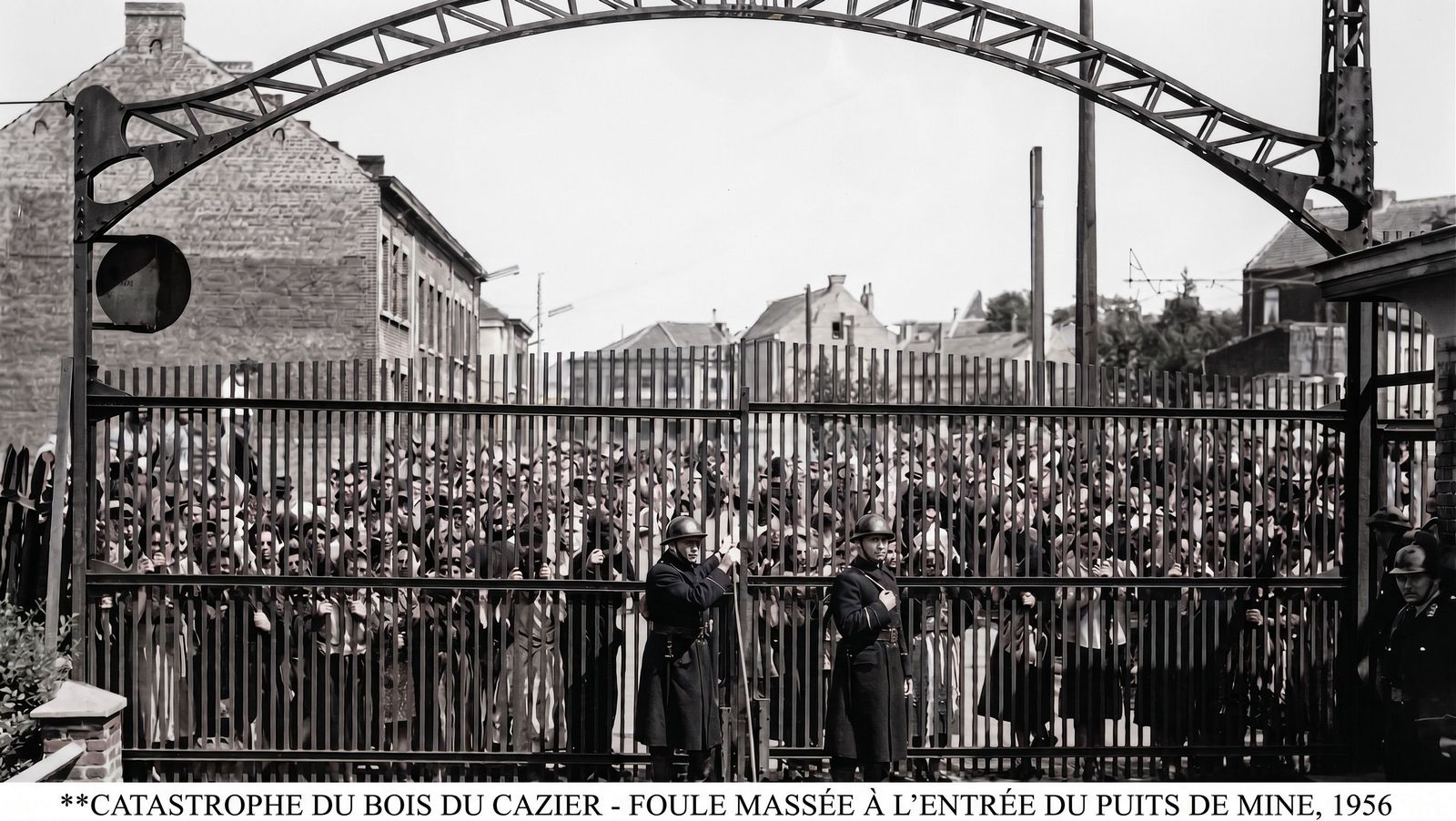 Foule devant les grilles du Bois du Cazier